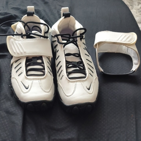 Nike Black and White Athletic Sneakers - Picture 6 of 7